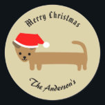 Adesivo Redondo Beige Christmas Wiener Dog Feliz Natal<br><div class="desc">Um bonitinho no chapéu de Papai Noel. Com roteiro de rico para seu nome de família e roteiro de rico para o Feliz Natal.</div>