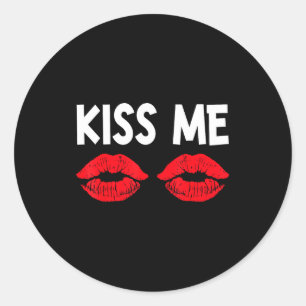 Adesivo Redondo Beije-Me Camiseta de Casais Engraçada Dia dos Namo