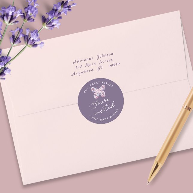 Adesivo Redondo Beijos borboletas + Bebê deseja envelopes roxos (Shown as a small 1-1/2" round sticker on an A7 envelope)