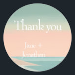 Adesivo Redondo beira-mar<br><div class="desc">Nosso design de papelaria de casamento com ilustração de praia e arte moderna se harmoniza, </div>