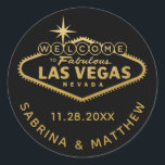 Adesivo Redondo Bem-vindo a Vegas Sign Black com Dourado<br><div class="desc">Favor adesivo ou selo de envelope com o Sinal "Bem-vindo à Fabulosa Las Vegas" em folha de ouro falso. Clique em PERSONALIZAR AINDA para alterar a cor do plano de fundo,  a fonte e a cor do texto.</div>