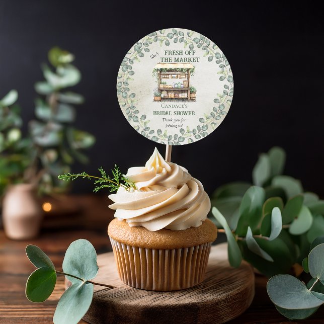 Adesivo Redondo Bem-vindo ao Chá de Noiva do Mercado de Agricultor ("She's Fresh Off the Market" Farm Stand and Eucalyptus Farmer's Market Bridal Shower Favor Stickers)