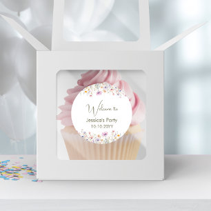 Adesivo Redondo Bem-vindos à nossa pequena flor silvestre virando 