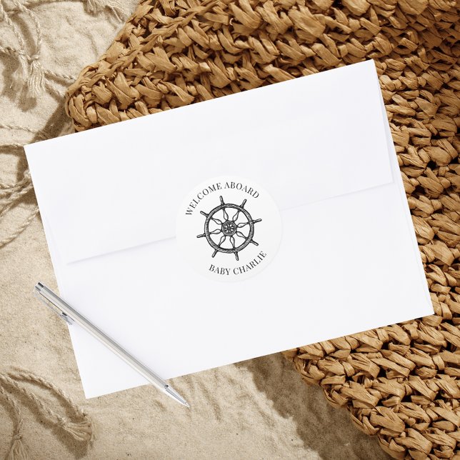 Adesivo Redondo Bem-vindos, vedação do envelope com a roda (Welcome Aboard Baby Announcement Envelope Seal with ship wheel hand drawing)