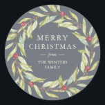 Adesivo Redondo Berries Wreath Christmas Dark Blue<br><div class="desc">Um selo clássico e simples de envelope de vinheta de Natal ou etiqueta de presente de Natal com um verde de inverno na moda e uma coroa de frutas num fundo azul escuro. Basta adicionar seu nome de família. Desenvolvido exclusivamente para você pelo Happy Dolphin Studio. Se precisar de ajuda,...</div>