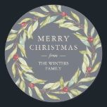 Adesivo Redondo Berries Wreath Christmas Dark Blue<br><div class="desc">Um selo clássico e simples de envelope de vinheta de Natal ou etiqueta de presente de Natal com um verde de inverno na moda e uma coroa de frutas num fundo azul escuro. Basta adicionar seu nome de família. Desenvolvido exclusivamente para você pelo Happy Dolphin Studio. Se precisar de ajuda,...</div>