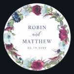 Adesivo Redondo Berry, Blue Burgundy Envelope Floral Selo / Favor<br><div class="desc">Belo envelope de casamento ou adesivo de favor com uma bela coroa floral com nomes de casais e data. Flores numa bela mistura de amora,  framboesa,  amora,  amora,  burgundy,  ameixa,  azul empoeirado e matizes marinhos. Parte da nossa coleção "Berry,  Blue and Burgundy Floral".</div>