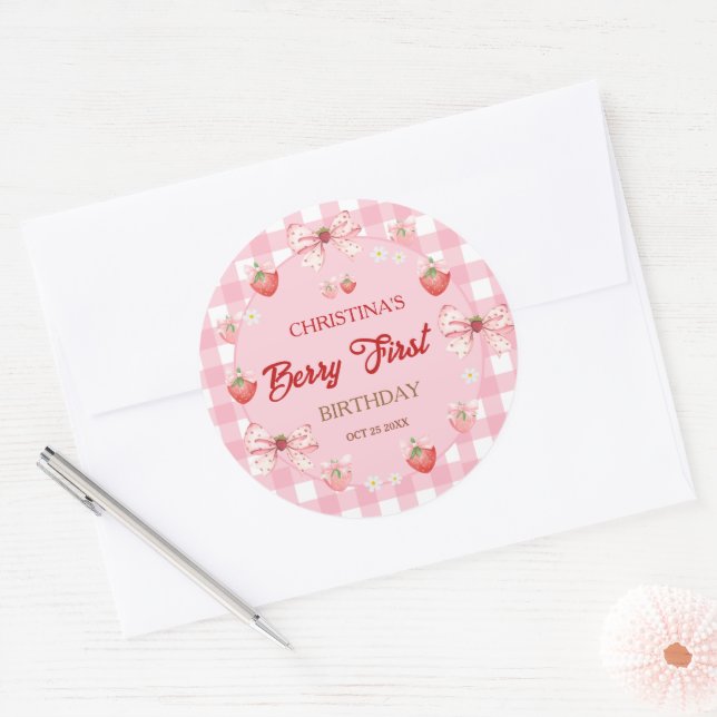 Adesivo Redondo Berry first birthday pink gingham strawberry girl (Envelope)