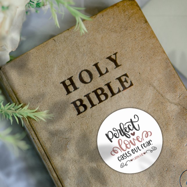 Adesivo Redondo Bíblia Cristã ✝️ Amor Perfeito Espalha Medo (Christian Bible ✝️ Perfect Love Casts Out Fear Classic Round Sticker)