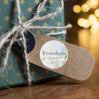 Adesivo Redondo Bíblia da liberdade versa com flores brancas elega