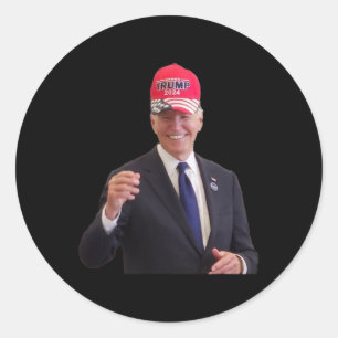 Adesivo Redondo Biden Usa um Chapéu Trump 2024