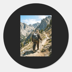 Adesivo Redondo Bigfoot caminhando engraçado sasquatch mochilão