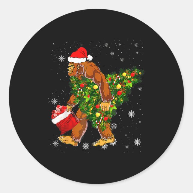 Adesivo Redondo Bigfoot Carrying Christmas Tree Sasquatch Believer (Frente)