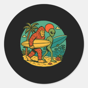 Adesivo Redondo Bigfoot E Alien Surfando Arte De Praia Vintage Sur