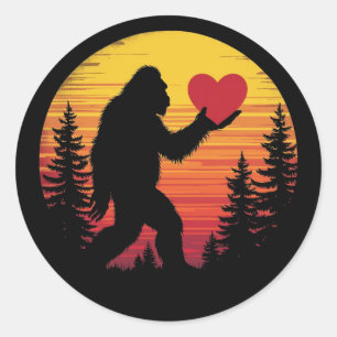 Adesivo Redondo Bigfoot Heart Namorados Adora Sasquatch Sunset