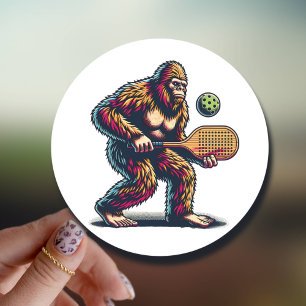 Adesivo Redondo Bigfoot Jogando Cartografia Engraçada Pickleball