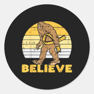 Adesivo Redondo Bigfoot Sasquatch Acredite Faixa de Câncer Infanti
