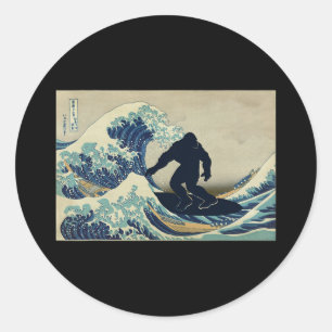 Adesivo Redondo Bigfoot Surfando a Grande Onda de Kanagawa