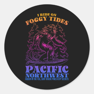 Adesivo Redondo Bigfoot Surfando Eu Cavalgo Nas Marés Nebulosas Pa