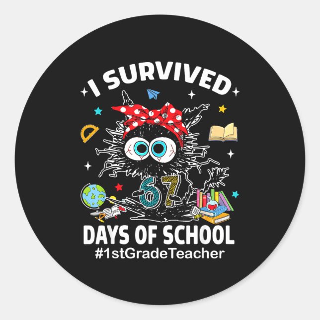 Adesivo Redondo Black Cat I Survived 67 Days Of School 1st Grade T (Frente)