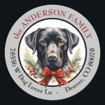 Adesivo Redondo Black Labrador Retriever Christmas Return Endereço<br><div class="desc">Um belo retrato de um cachorro preto Labrador Retriever olhando sobre uma tosse de pinheiro, morango vermelho e meia-coroa arco vermelha está no centro deste adesivo de endereço de retorno. A imagem é colocada sobre um fundo branco e enquadrada em cinzas prateadas. O texto em vermelho e preto circula a...</div>
