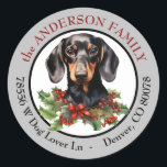 Adesivo Redondo Black Tan Dachshund Dog Christmas Return Endereço<br><div class="desc">Um belo retrato de um Cão-de-Dachshund preto e bronzeado olhando sobre um buquê preto, morango vermelho e arco vermelho está no centro deste adesivo de endereço de retorno. A imagem é colocada sobre um fundo branco e enquadrada em cinzas prateadas. O texto em vermelho e preto circula a imagem no...</div>