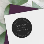 Adesivo Redondo Black Wedding Return Address Modern<br><div class="desc">Este adesivo de endereço de volta do casamento mostra os nomes do casal do casamento e o endereço em branco contra uma cor preta. Veja os itens de casamento correspondentes aqui https://www.zazzle.com/collections/119930609931325936 Personalize-o substituindo o texto do marcador de posição. Para obter mais opções, como alterar a fonte, seu tamanho e...</div>