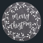 Adesivo Redondo Black White Felry Christmas Chalkboard Wreath<br><div class="desc">O chic e a coroa branca contemporânea no quadro negro criam um novo e moderno selo de envelope de Natal. Feliz Natal está escrito em uma letra de quadril e moda que complementa perfeitamente a coroa.</div>