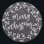 Adesivo Redondo Black White Felry Christmas Chalkboard Wreath<br><div class="desc">O chic e a coroa branca contemporânea no quadro negro criam um novo e moderno selo de envelope de Natal. Feliz Natal está escrito em uma letra de quadril e moda que complementa perfeitamente a coroa.</div>