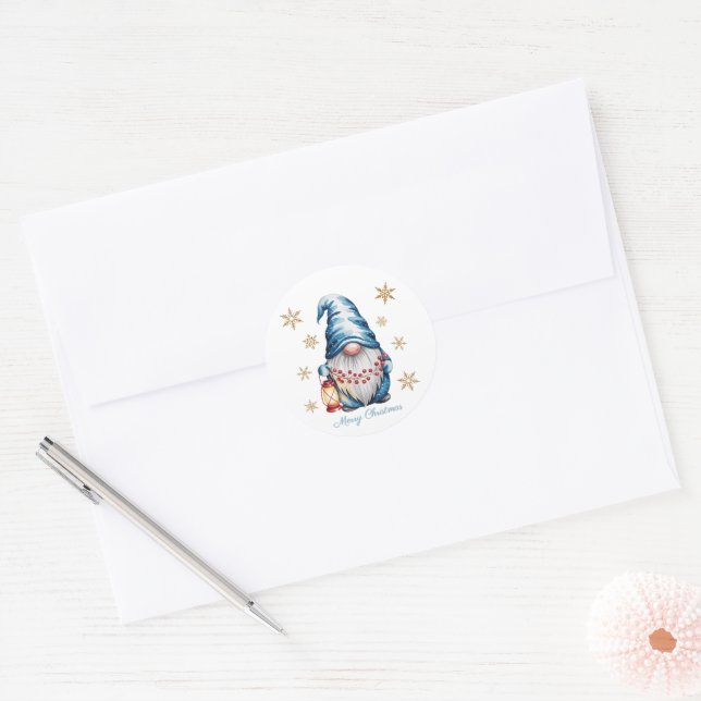 Adesivo Redondo Blue Christmas Gnome with Red Lantern Berries (Envelope)