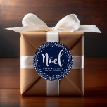Adesivo Redondo Blue Christmas Wreath<br><div class="desc">Design de férias de inverno moderno e elegante.</div>