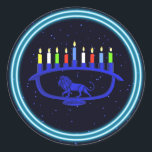 Adesivo Redondo Blue Lion Menorah<br><div class="desc">Uma menorah Chanukkah azul,  com um tema de leão,  com velas acesas sobre fundo estrelado.</div>