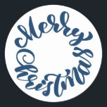 Adesivo Redondo Blue Merry Christmas Calliografia Wreath<br><div class="desc">Feliz Natal! Adicione um sotaque festivo aos seus envelopes,  cartões e presentes com este adesivo de férias. Apresenta uma caligrafia azul-moderna. Este adesivo de Natal é perfeito como um selo de envelope e para embalagem de presente.</div>