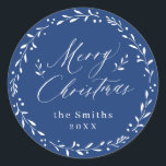 Adesivo Redondo Blue Modern script Merry Christmas Holiday Gift<br><div class="desc">A elegante e alegre escritura natalícia e folhas botânicas em cor azul de fundo,  moderna e simples. Excelente personalizado minimalista e alegre adesivos de Natal</div>