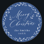 Adesivo Redondo Blue Modern script Merry Christmas Holiday Gift<br><div class="desc">A elegante e alegre escritura natalícia e folhas botânicas em cor azul de fundo,  moderna e simples. Excelente personalizado minimalista e alegre adesivos de Natal</div>