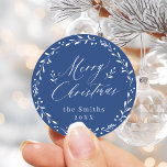 Adesivo Redondo Blue Modern script Merry Christmas Holiday Gift<br><div class="desc">A elegante e alegre escritura natalícia e folhas botânicas em cor azul de fundo,  moderna e simples. Excelente personalizado minimalista e alegre adesivos de Natal</div>