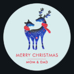 Adesivo Redondo Blue Nordic Christmas Reindepaer<br><div class="desc">Etiquetas de Natal personalizadas com um fundo azul-esverdeado claro. Ilustrado com um par de veados escandinavos vestindo lenços vermelhos. Com marcas decorativas em seus corpos.</div>