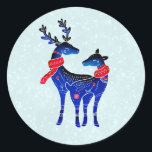 Adesivo Redondo Blue Nordic Christmas Reindepaer<br><div class="desc">Um adesivo com um fundo verde-claro e branco com aspecto de neve. Ilustrado com um par de veados escandinavos vestindo lenços vermelhos. Com marcas decorativas em seus corpos.</div>
