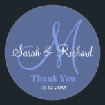 Adesivo Redondo Blue Obrigado Monograma Vinheta<br><div class="desc">Vinhetas iniciais com noiva e nome noivo, data de casamento e obrigado mensagem para expressar sua gratidão no dia do seu casamento ou em qualquer ocasião especial. Este adesivo de casamento monograma está em cor azul. Mais cores estão disponíveis para sua escolha. Você também pode personalizar a cor e a...</div>