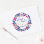Adesivo Redondo Blue Red Christmas Wreath<br><div class="desc">Vinheta redonda azul vermelha de inverno clássico. Abraçar o espírito festivo nesta época de férias com o nosso maravilhoso "Blue Red Christmas Wreath Classic Round Sticker". Perfeito para adicionar um toque de charme sazonal aos seus presentes, decorações ou cartões de natal personalizados, este adesivo maravilhosamente desenhado captura a essência da...</div>