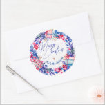 Adesivo Redondo Blue Red Christmas Wreath<br><div class="desc">Vinheta redonda azul vermelha de inverno clássico. Abraçar o espírito festivo nesta época de férias com o nosso maravilhoso "Blue Red Christmas Wreath Classic Round Sticker". Perfeito para adicionar um toque de charme sazonal aos seus presentes, decorações ou cartões de natal personalizados, este adesivo maravilhosamente desenhado captura a essência da...</div>