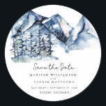 Adesivo Redondo Blue Watercolor Mountain Rustic Boho Salvar a Data<br><div class="desc">Blue Watercolor Mountain Rustic Boho Salve o Vinheta Quadrado com uma paisagem de montanha de cor aquática maravilhosa com pinheiros verdes altos, guião manuscrito e tipografia moderna para uma sensação limpa e minimalista. Se a localização do seu casamento é uma cidade e um estado mais longos do que o que...</div>