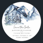 Adesivo Redondo Blue Watercolor Mountain Rustic Boho Salvar a Data<br><div class="desc">Blue Watercolor Mountain Rustic Boho Salve o Vinheta Quadrado com uma paisagem de montanha de cor aquática maravilhosa com pinheiros verdes altos, guião manuscrito e tipografia moderna para uma sensação limpa e minimalista. Se a localização do seu casamento é uma cidade e um estado mais longos do que o que...</div>