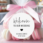 Adesivo Redondo Boas-vindas ao casamento minimalista<br><div class="desc">Nomes de Boas-Vindas Data Doces Desserts Favorece Adesivo redondo clássico</div>