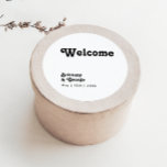 Adesivo Redondo Boas-vindas ao moderno Retro Lettering<br><div class="desc">Este moderno retrorreflector, bem-vindo ao casamento, é perfeito para o seu único e simples casamento boêmico de verão. A inscrição é um na moda preto, fonte chic 70's boho que dá a este design clássico vibração mínima hippie hippie. Você pode adicionar seus próprios gráficos ou imagens se quiser personalizá-los. Por...</div>