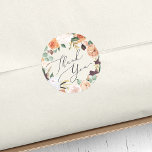 Adesivo Redondo Boho Blooms Modern Floral Obrigado<br><div class="desc">Os adesivos de favoritos florais "Boho chic" apresentam "obrigado você" em um roteiro elegante de caligrafia cercado por uma coroa de flores aquáticas e folhagem no deserto pastel inspiraram tons de terra de verde-sábio,  pêssego,  marfim e branco.</div>