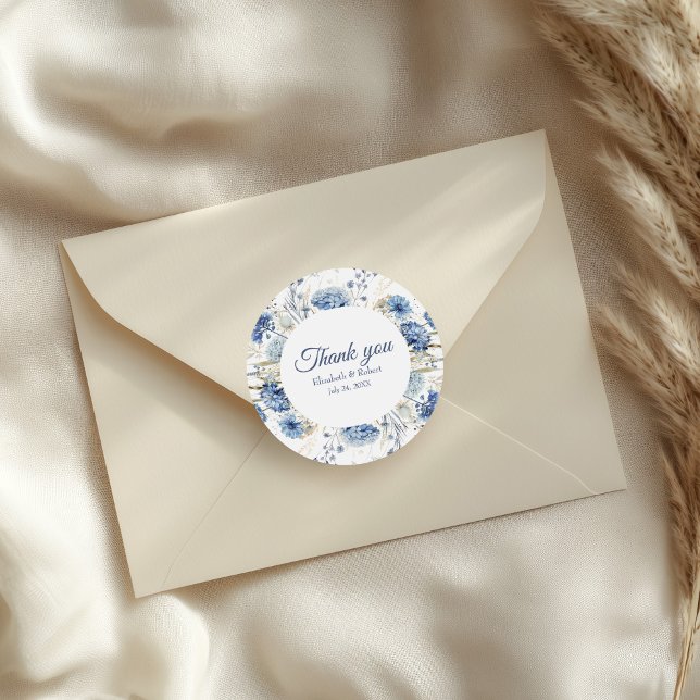 Adesivo Redondo Boho French Blue Wildflower Casamento Obrigado (Boho French Blue Wildflowers Wedding Thank You Classic Round Sticker on a small envelope.)