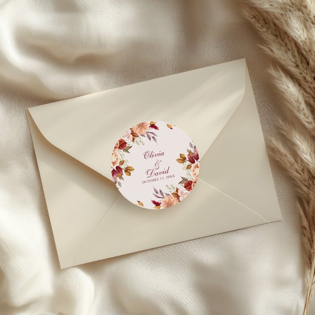 Adesivo Redondo Boho Modern Burnt Orange Terracotta Casamento Flor (Boho Modern Burnt Orange Terracotta Floral Wedding Classic Round Sticker on a wedding envelope)