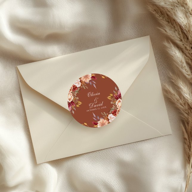 Adesivo Redondo Boho Modern Burnt Orange Terracotta Casamento Flor (Boho Modern Burnt Orange Terracotta Floral Wedding Classic Round Sticker on a wedding envelope.)