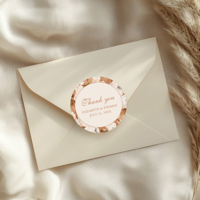 Adesivo Redondo Boho Terracotta e Cream Peonies Obrigado (Boho Terracotta and Cream Peonies Thank You Classic Round Sticker on a wedding envelope.)